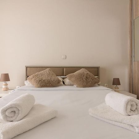 Beautiful And Spacious Apartment In Pagrati เอเธนส์ ภายนอก รูปภาพ