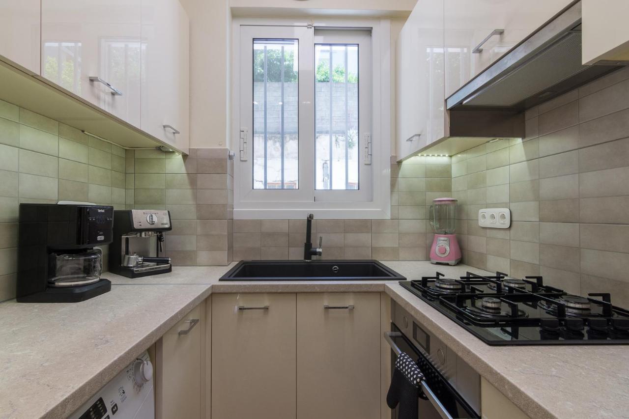 Beautiful And Spacious Apartment In Pagrati เอเธนส์ ภายนอก รูปภาพ