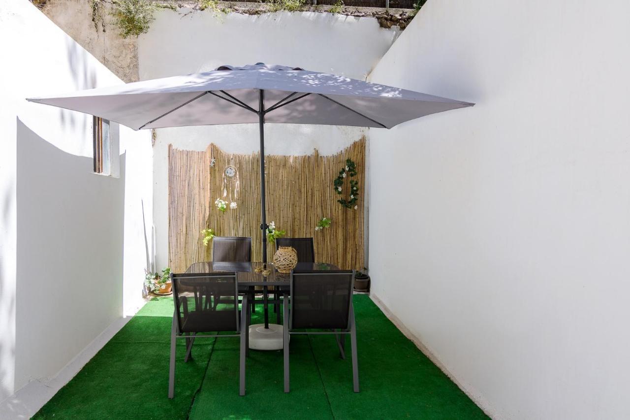 Beautiful And Spacious Apartment In Pagrati เอเธนส์ ภายนอก รูปภาพ