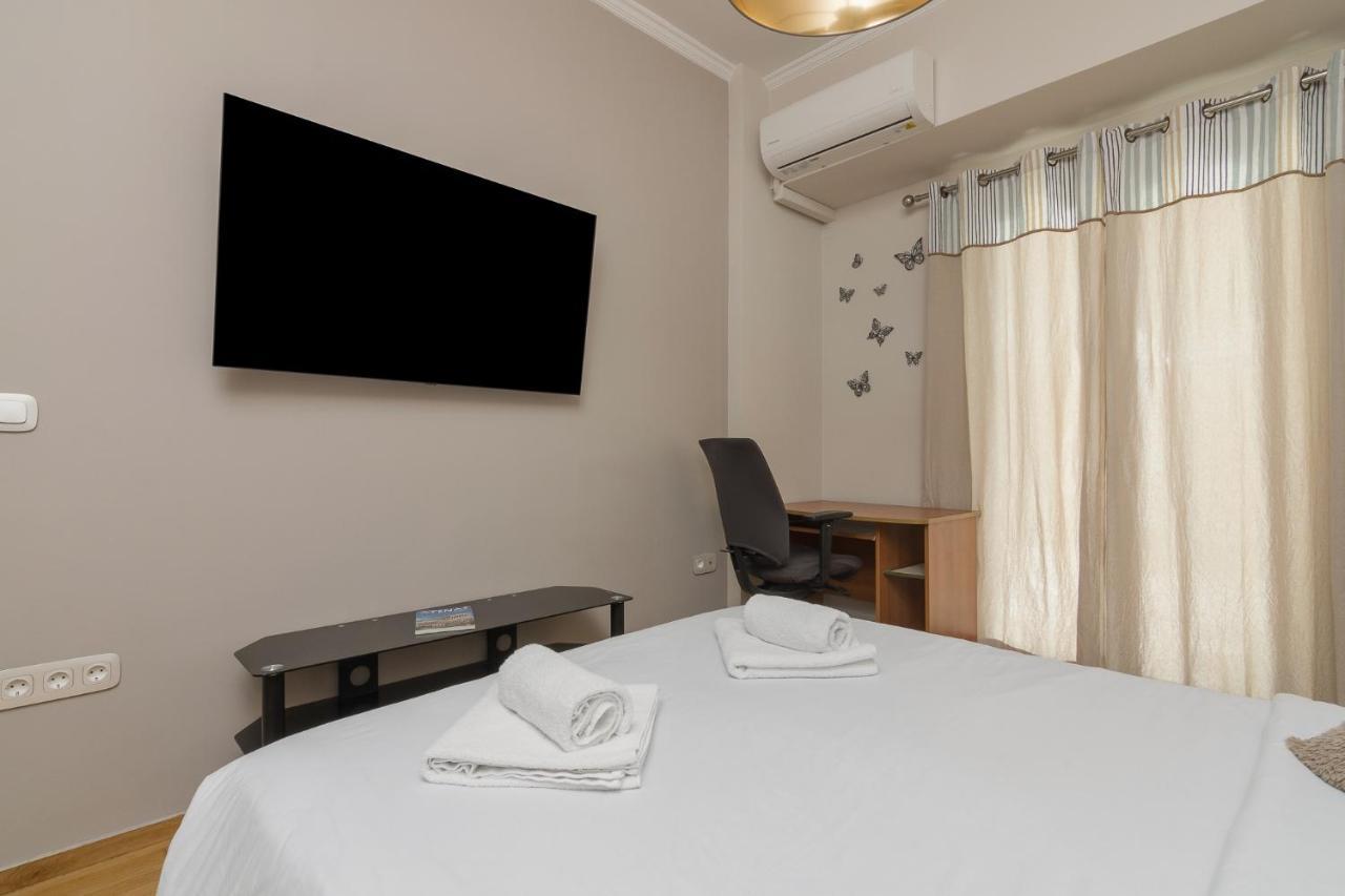 Beautiful And Spacious Apartment In Pagrati เอเธนส์ ภายนอก รูปภาพ
