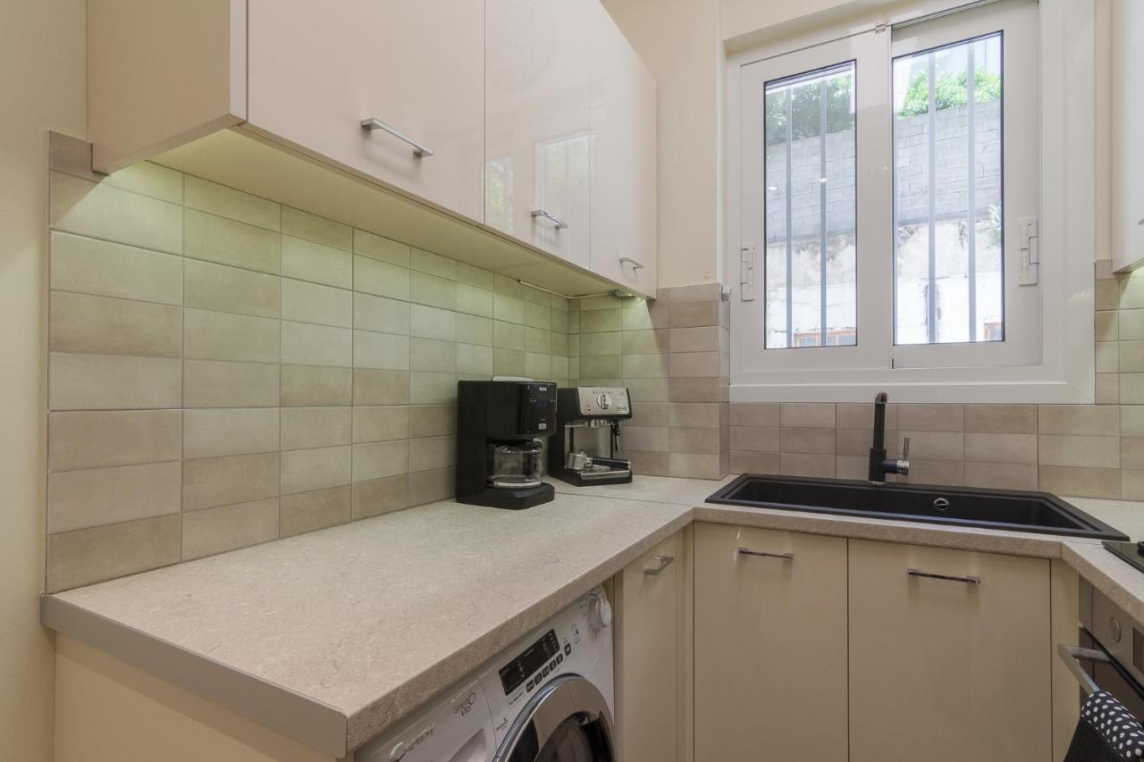 Beautiful And Spacious Apartment In Pagrati เอเธนส์ ภายนอก รูปภาพ